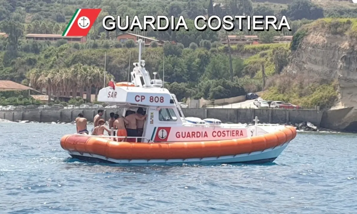 Paura nel Vibonese, barca affonda e sette ragazzi finiscono in mare: salvati dalla Guardia costiera