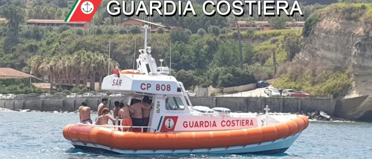 Paura nel Vibonese, barca affonda e sette ragazzi finiscono in mare: salvati dalla Guardia costiera