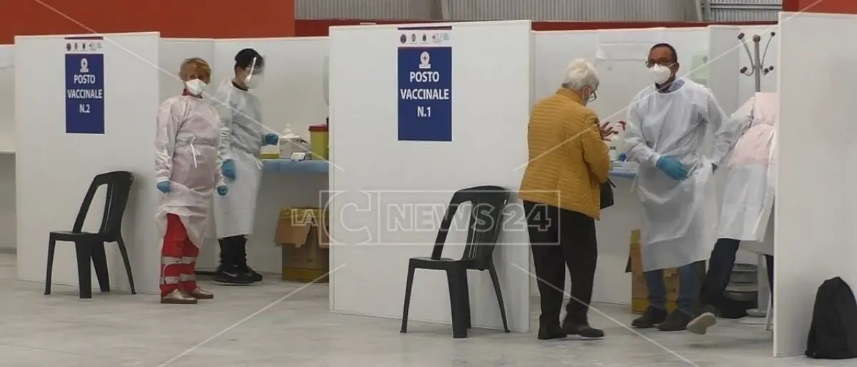 Vaccini Calabria, nessun giallo sul ritiro della Croce rossa dagli hub: «Volontari non più disponibili»