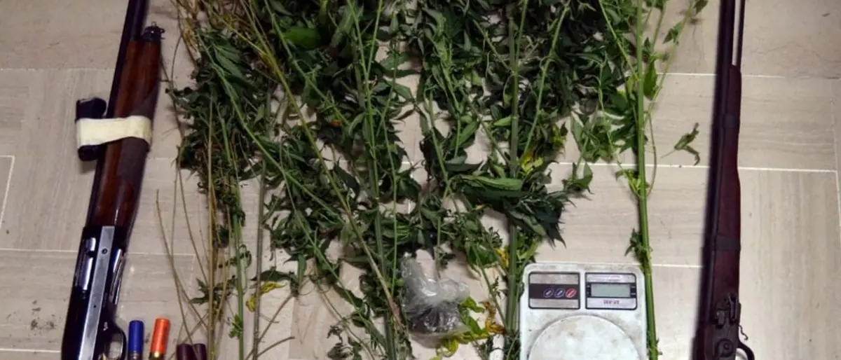 Corigliano Rossano, aveva in casa fucili e droga: arrestato 52enne