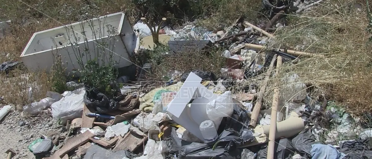 Caos rifiuti, botta e risposta a colpi di diffide tra la Regione e l’Ato Cosenza