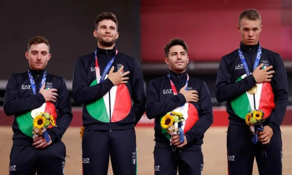 Tokyo 2020, Italia medaglia d’oro e record del mondo nell’inseguimento a squadre maschile di ciclismo