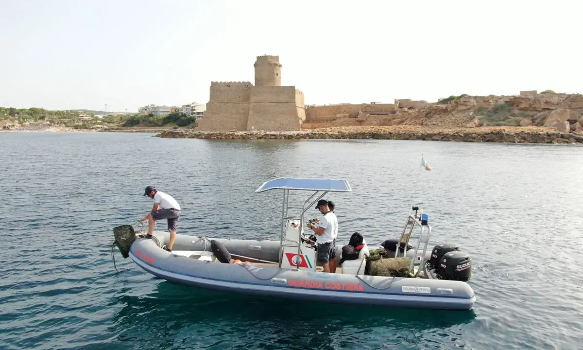 Le Castella, sanzioni per 20mila euro e interventi d’emergenza in mare: il report della guardia costiera