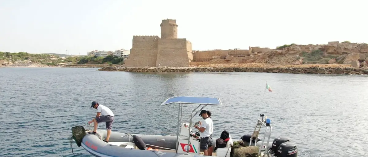 Le Castella, sanzioni per 20mila euro e interventi d’emergenza in mare: il report della guardia costiera