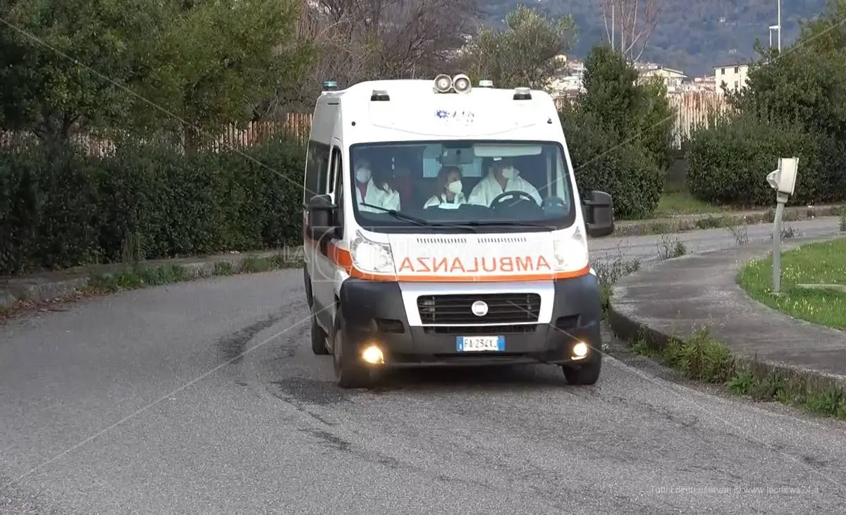 L’Asp di Catanzaro: «Stiamo per consegnare le nuove ambulanze». Ma il 118 è senza medici