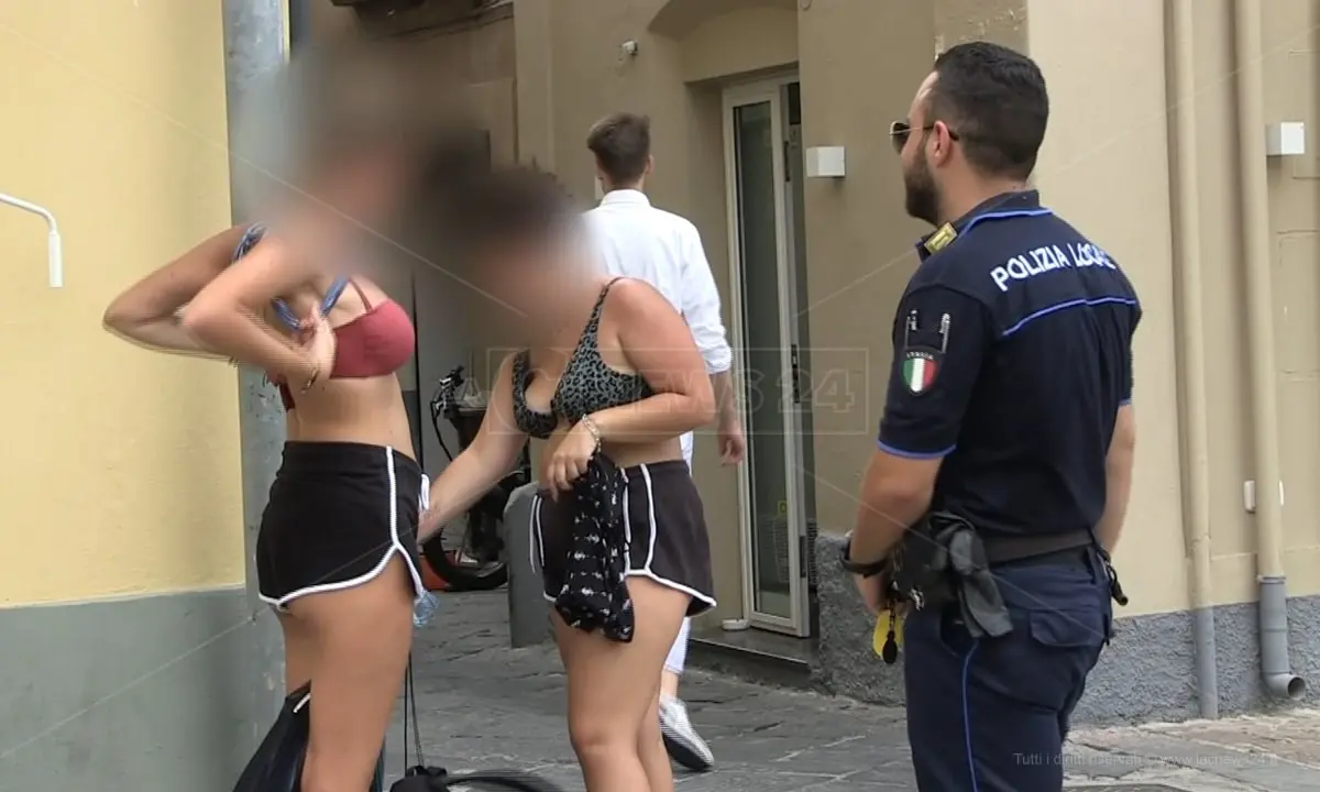 «Di mutandari qui non ne vogliamo», Tropea multa chi si aggira in costume per le vie del centro