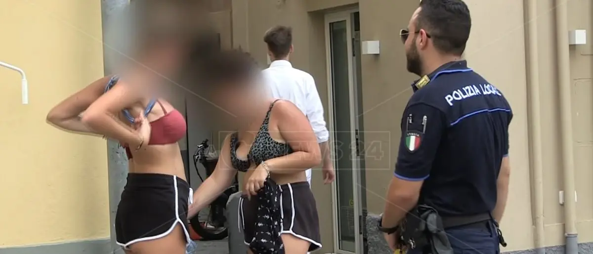 «Di mutandari qui non ne vogliamo», Tropea multa chi si aggira in costume per le vie del centro