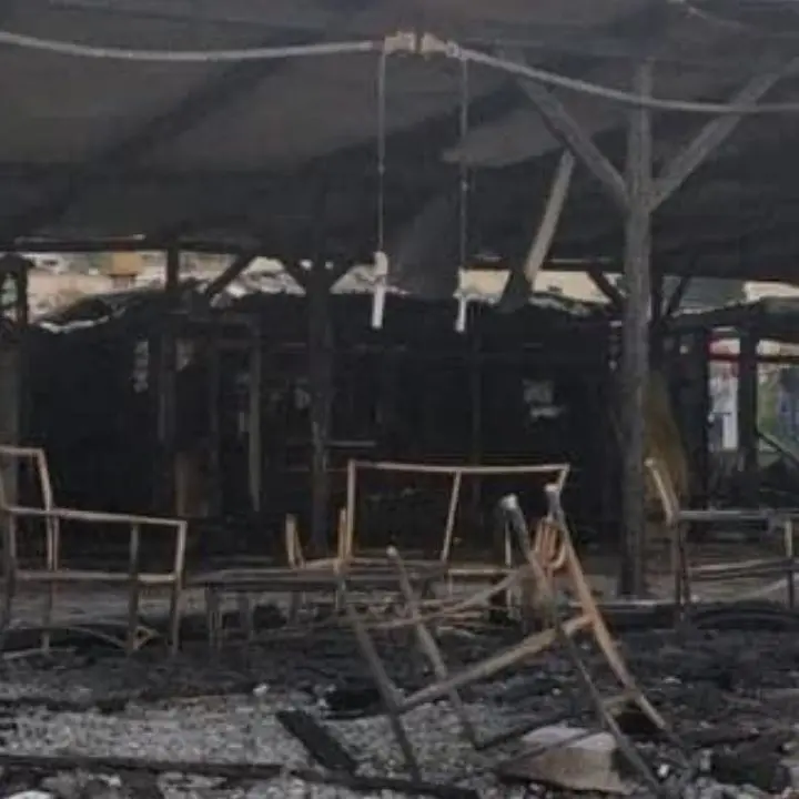 Paola, incendio distrugge il lido Movida: cortocircuito partito dai frigoriferi