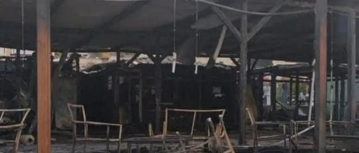 Paola, incendio distrugge il lido Movida: cortocircuito partito dai frigoriferi