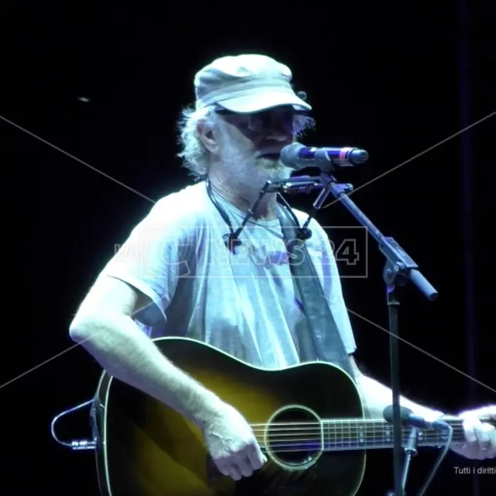 Francesco De Gregori apre il Roccella Summer Festival: standing ovation per il cantautore romano