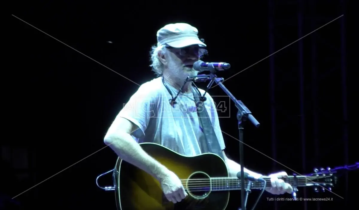 Francesco De Gregori apre il Roccella Summer Festival: standing ovation per il cantautore romano