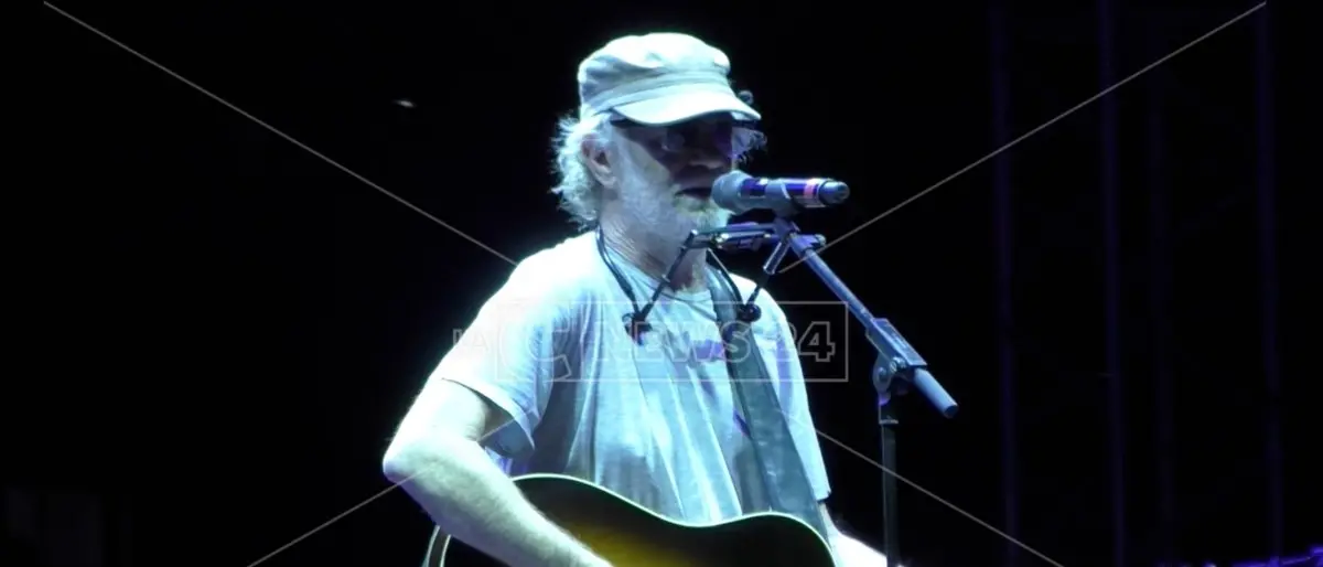 Francesco De Gregori apre il Roccella Summer Festival: standing ovation per il cantautore romano
