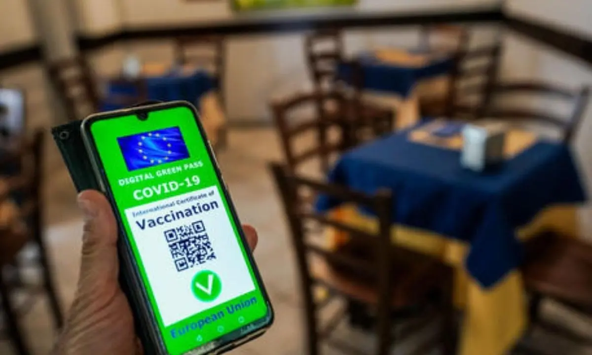 Green pass da oggi obbligatorio in bar e ristoranti: multe fino a 1000 euro per chi ne è sprovvisto