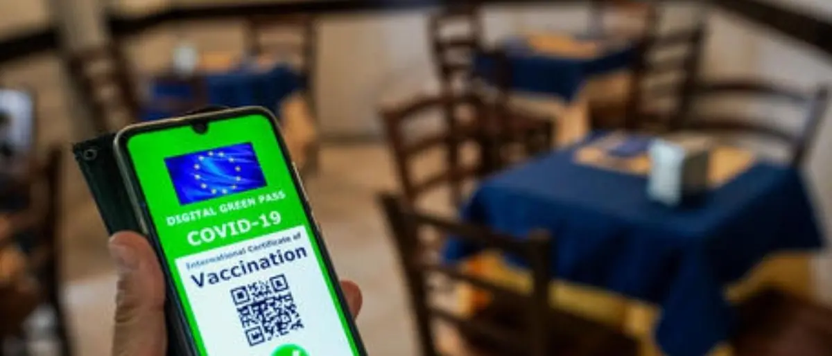 Green pass da oggi obbligatorio in bar e ristoranti: multe fino a 1000 euro per chi ne è sprovvisto