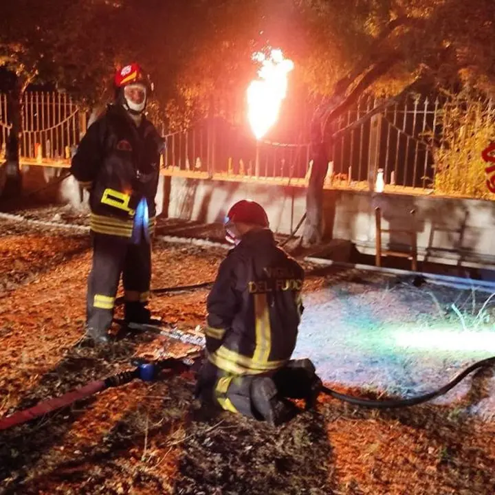Strongoli, fuga di gas gpl: vigili del fuoco al lavoro per tutta la notte e dieci famiglie evacuate