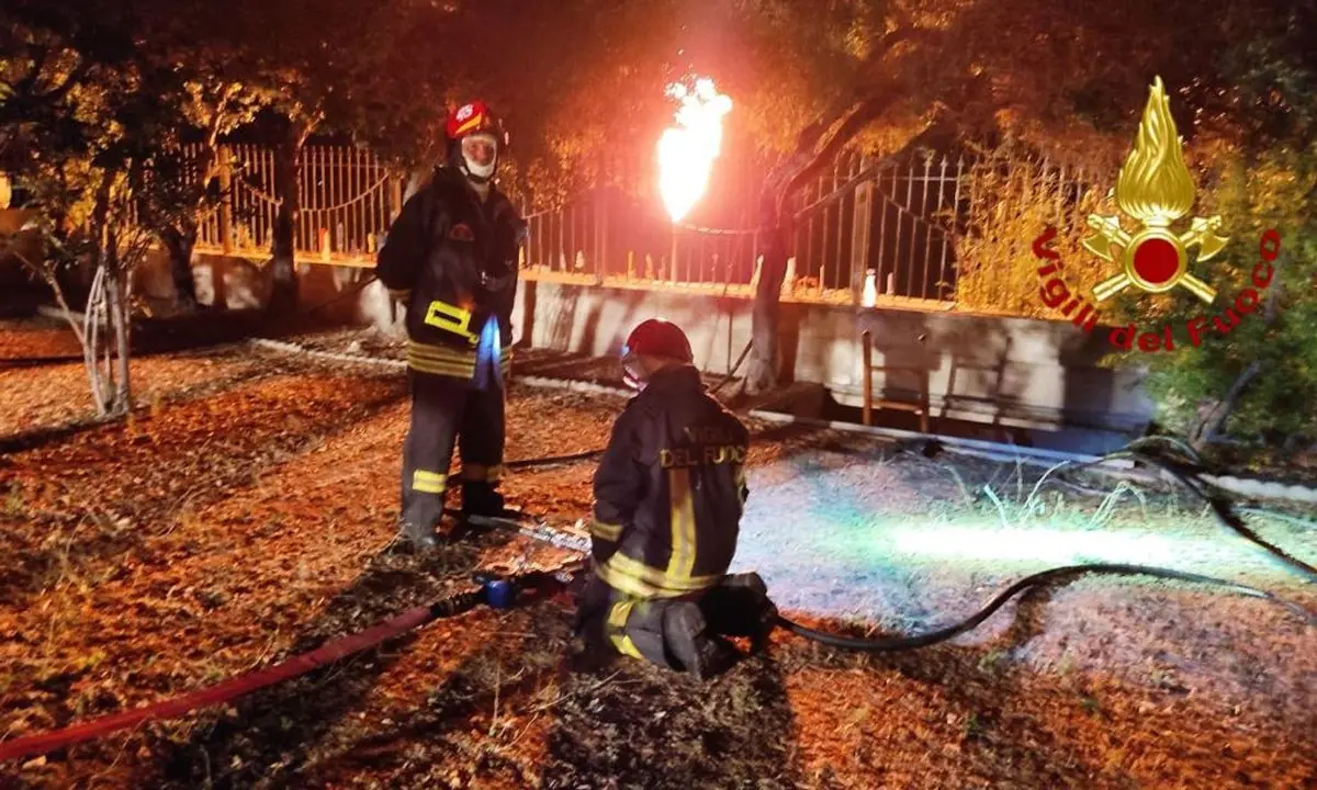 Strongoli, fuga di gas gpl: vigili del fuoco al lavoro per tutta la notte e dieci famiglie evacuate