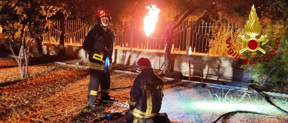 Strongoli, fuga di gas gpl: vigili del fuoco al lavoro per tutta la notte e dieci famiglie evacuate