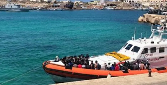 Migranti, nuovo sbarco nella Locride: 96 persone soccorse a Roccella Jonica