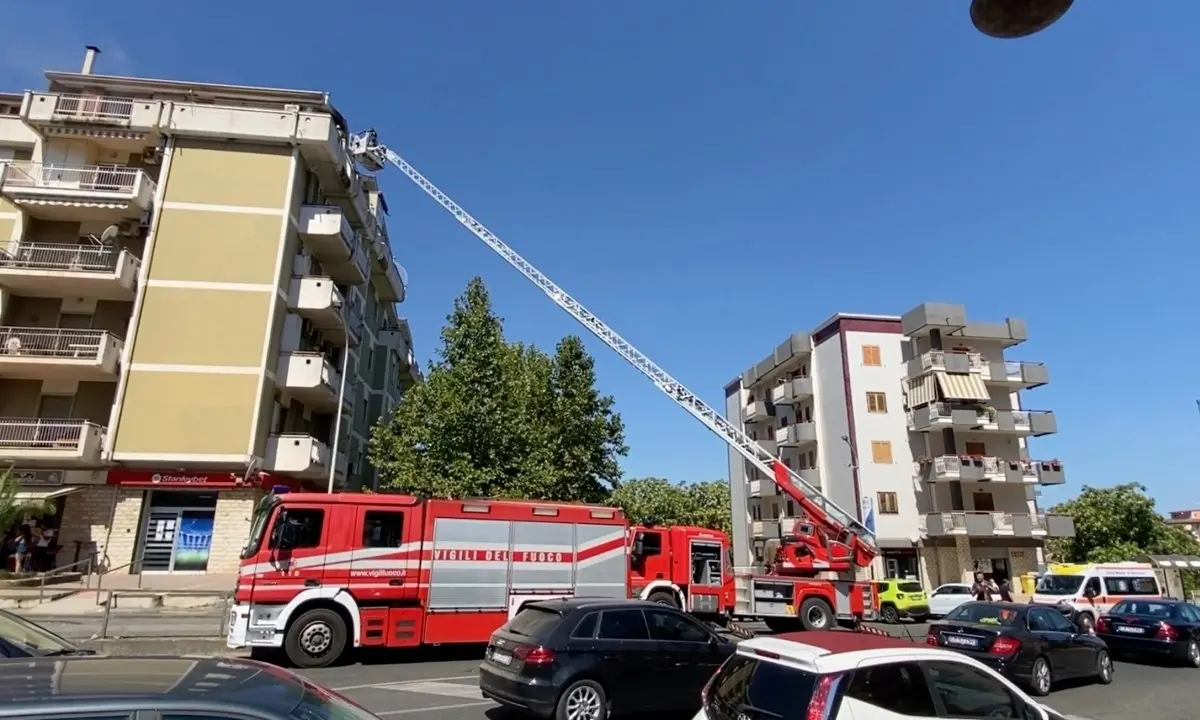 Corigliano-Rossano, incendio in un’abitazione in pieno centro: due turisti tratti in salvo