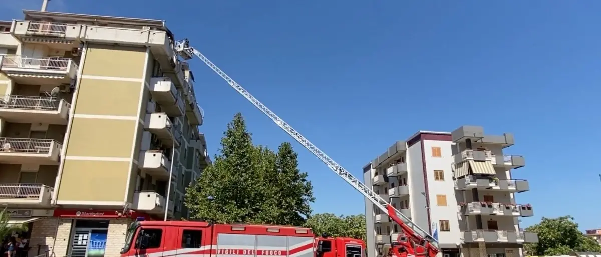 Corigliano-Rossano, incendio in un’abitazione in pieno centro: due turisti tratti in salvo