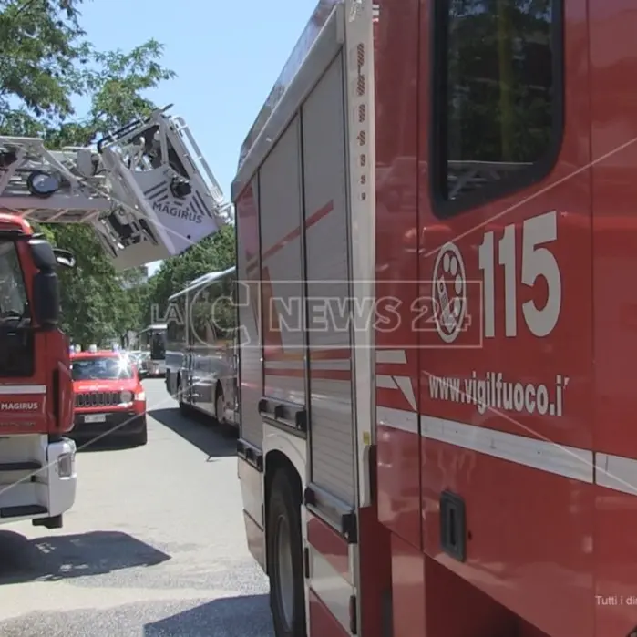 In fiamme un fuoristrada a Corigliano Rossano: un altro veicolo coinvolto nel rogo
