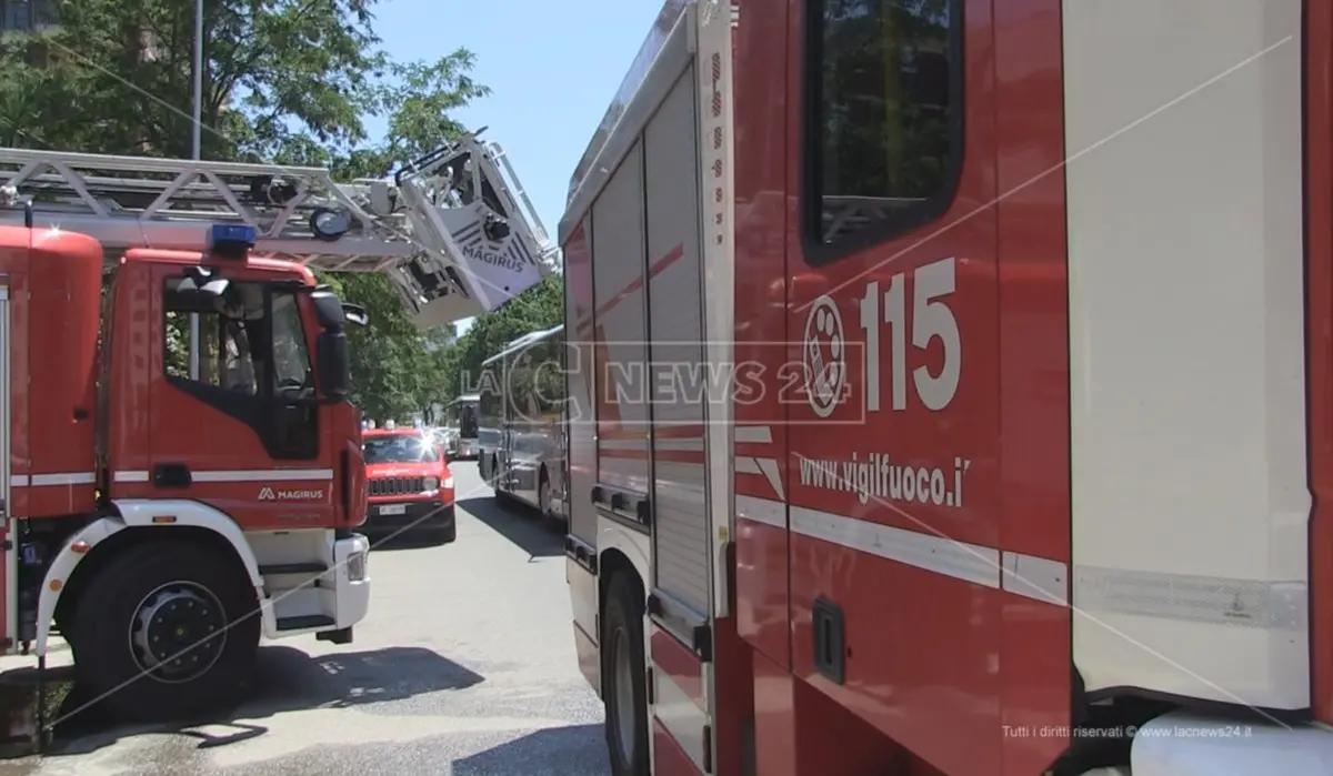 In fiamme un fuoristrada a Corigliano Rossano: un altro veicolo coinvolto nel rogo