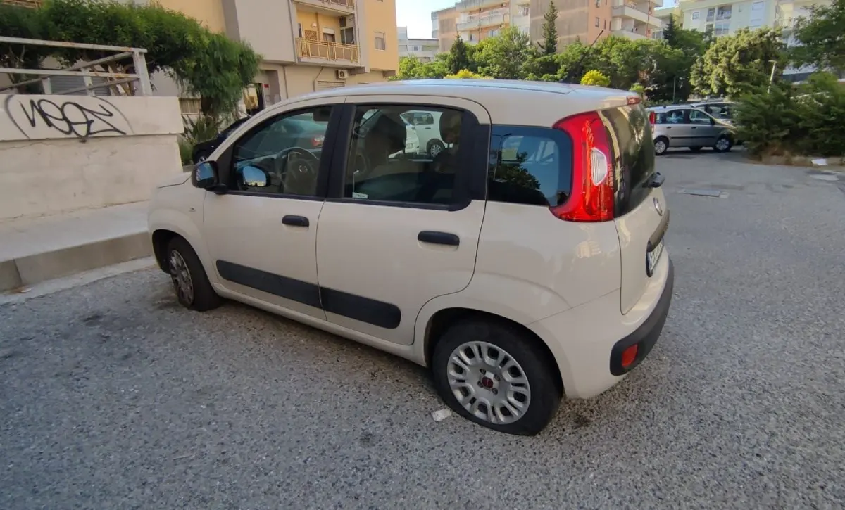 Crotone, gomme tagliate a due auto: non era un’intimidazione a un giornalista