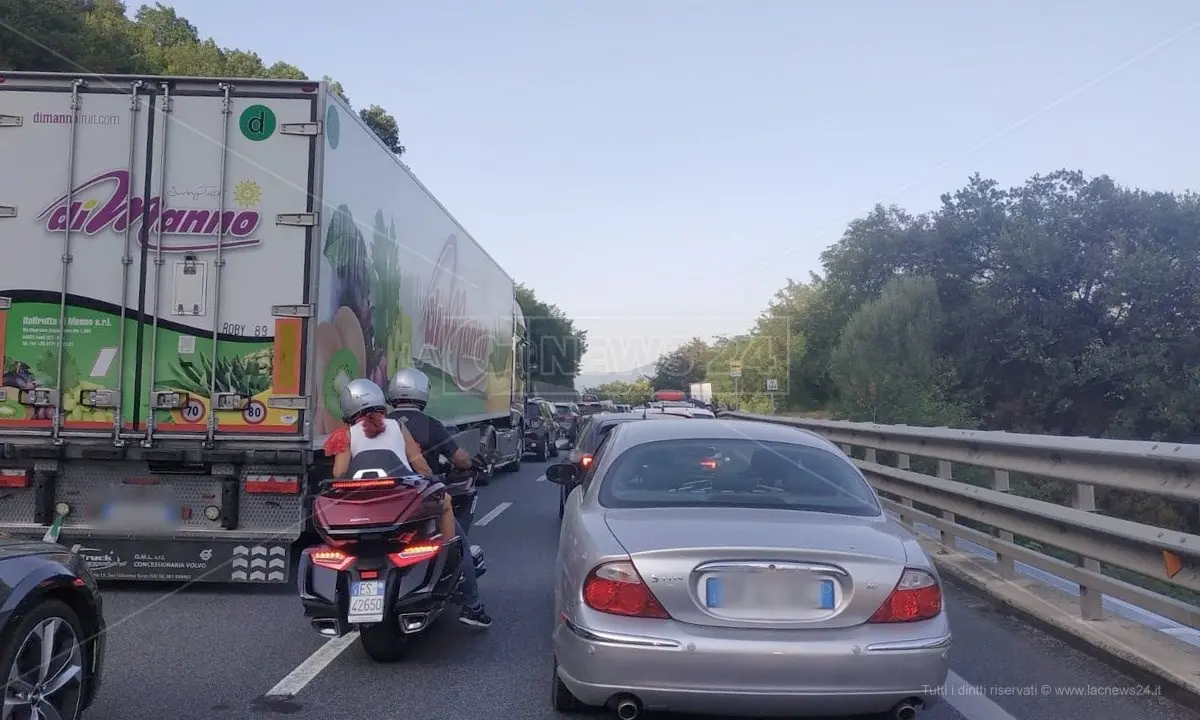 Incidente sull’A2 nel Cosentino: traffico bloccato e un ferito trasportato in ospedale