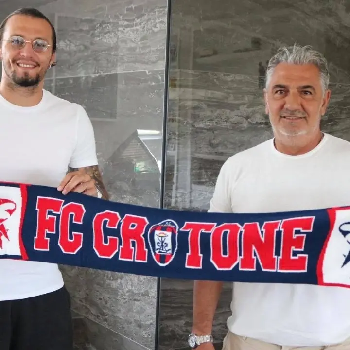 Calciomercato Crotone, un treno sulla fascia per i pitagorici: ecco l’ufficialità di Mogos