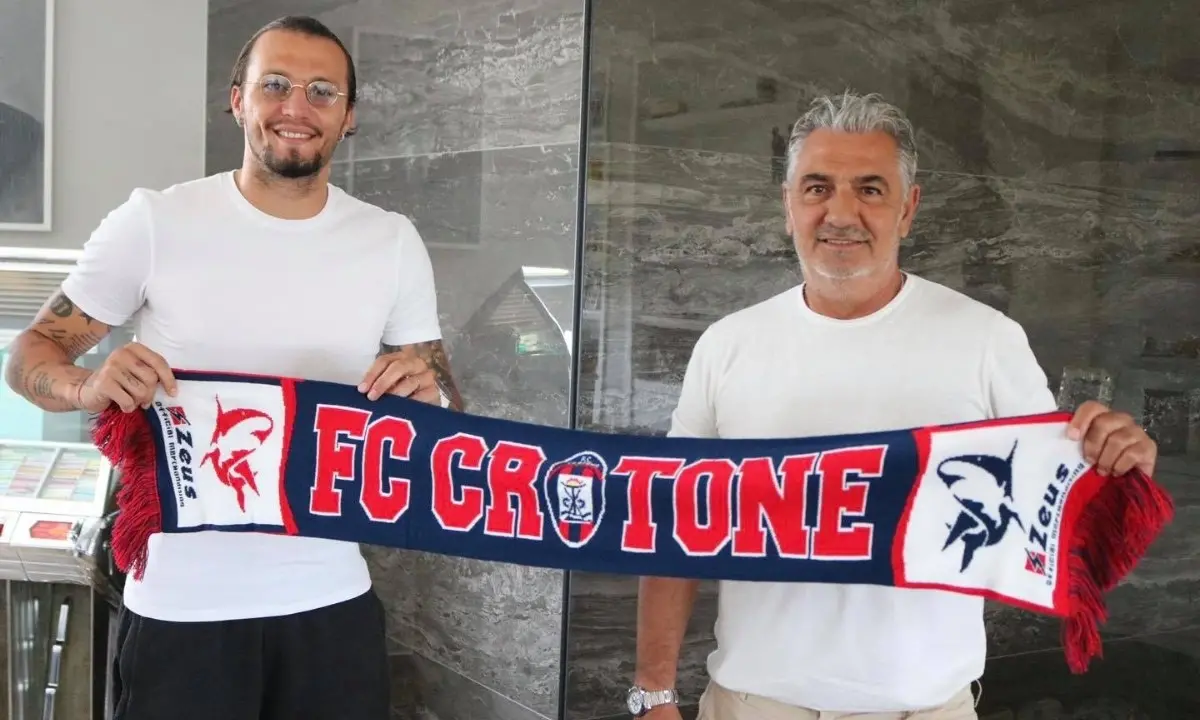 Calciomercato Crotone, un treno sulla fascia per i pitagorici: ecco l’ufficialità di Mogos