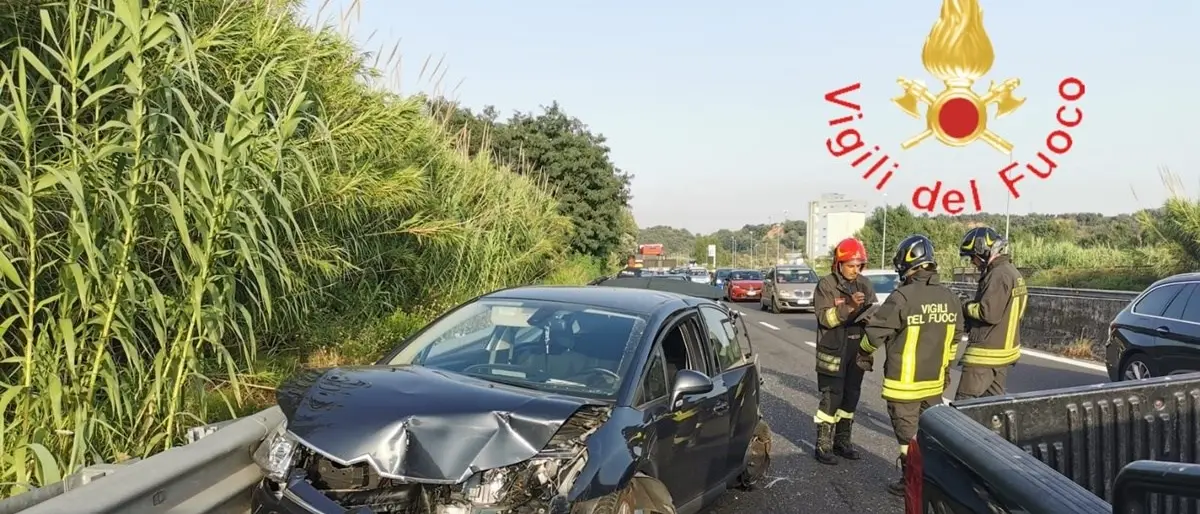 Incidente sulla strada dei due mari, coinvolte tre auto: c’è un ferito