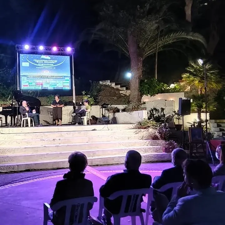 Musica e poesia, successo per il tradizionale evento estivo nel parco delle Terme di Caronte
