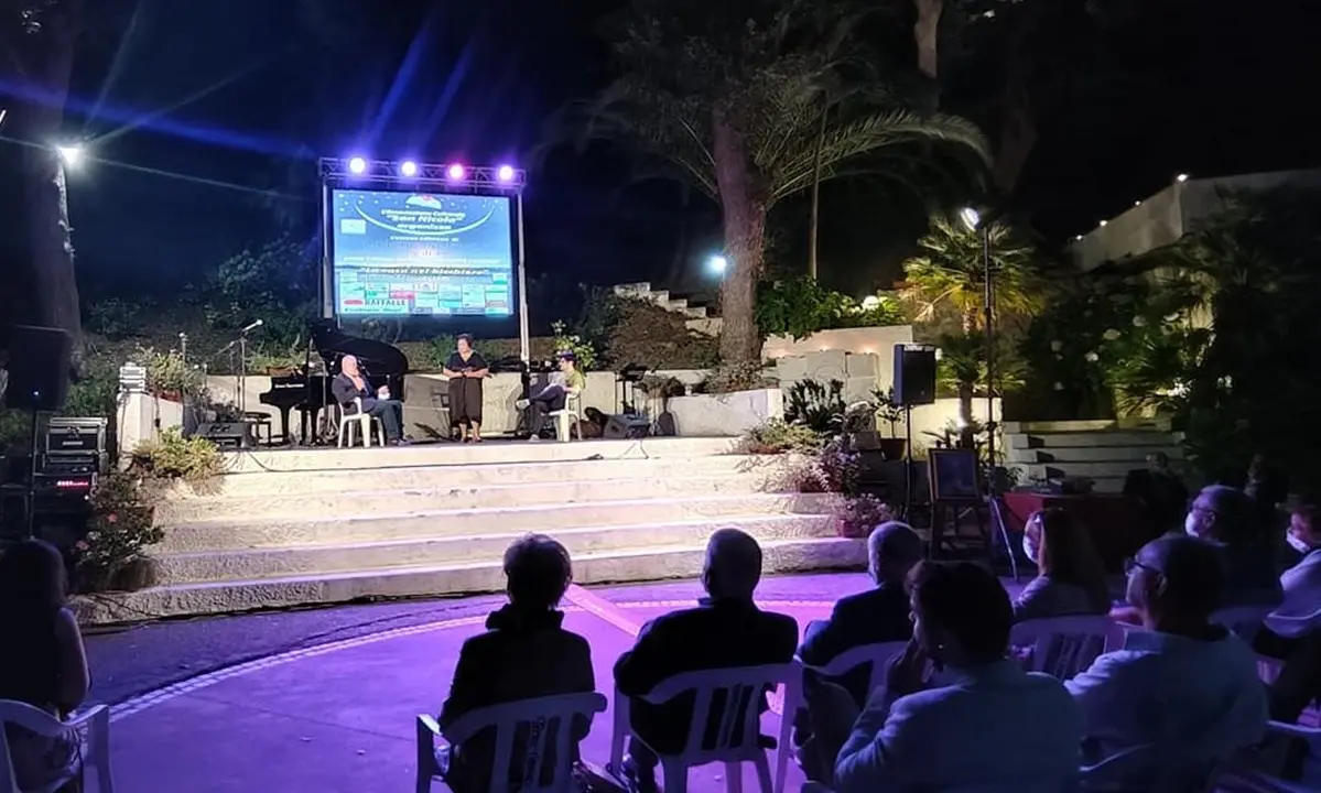 Musica e poesia, successo per il tradizionale evento estivo nel parco delle Terme di Caronte