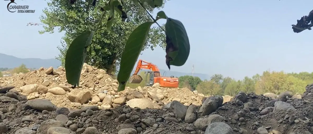 Scavavano e rubavano sabbia e ghiaia dal letto del fiume Crati: due arresti nel Cosentino