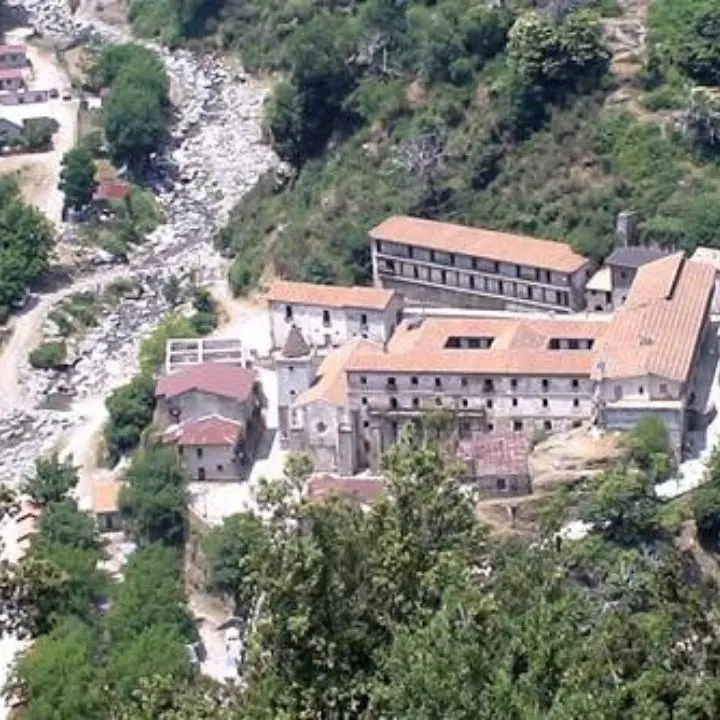 Incendi in Aspromonte, santuario della Madonna di Polsi quasi isolato e circondato dal fuoco