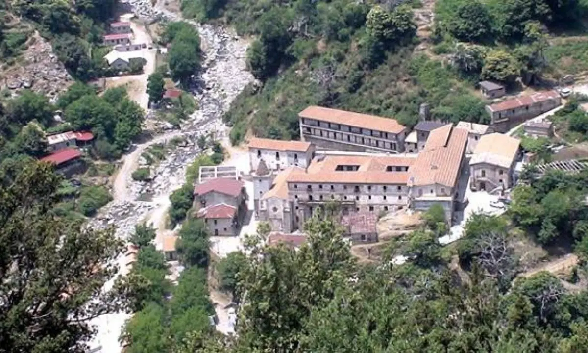 Incendi in Aspromonte, santuario della Madonna di Polsi quasi isolato e circondato dal fuoco