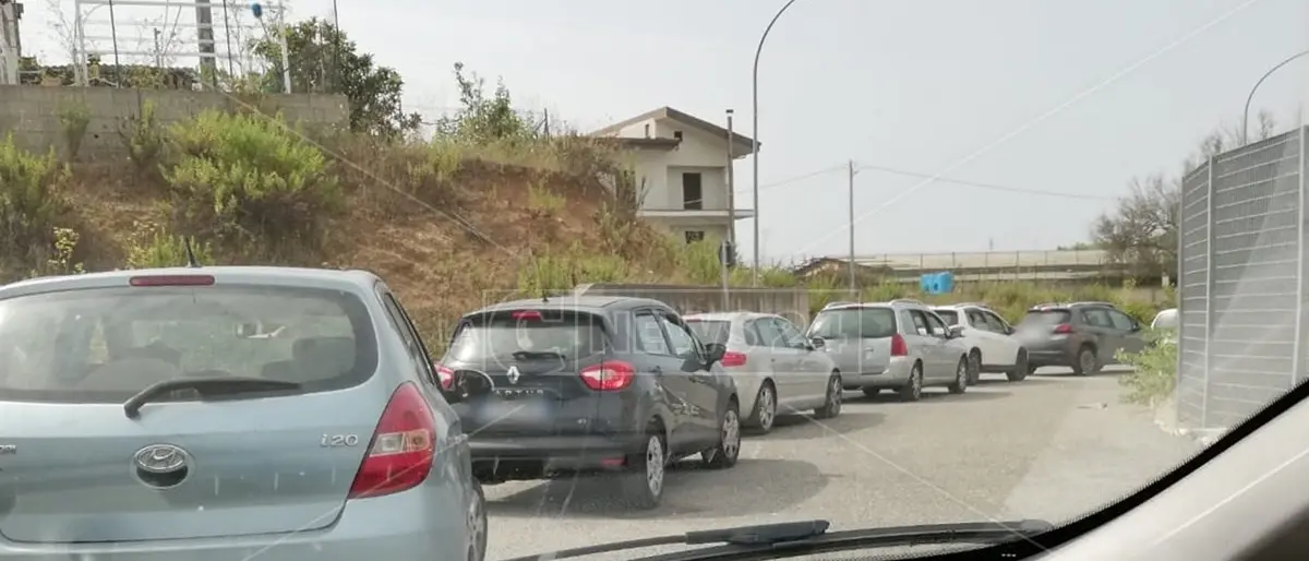 Covid, a Vibo Valentia ore di fila sotto il sole cocente per fare il tampone