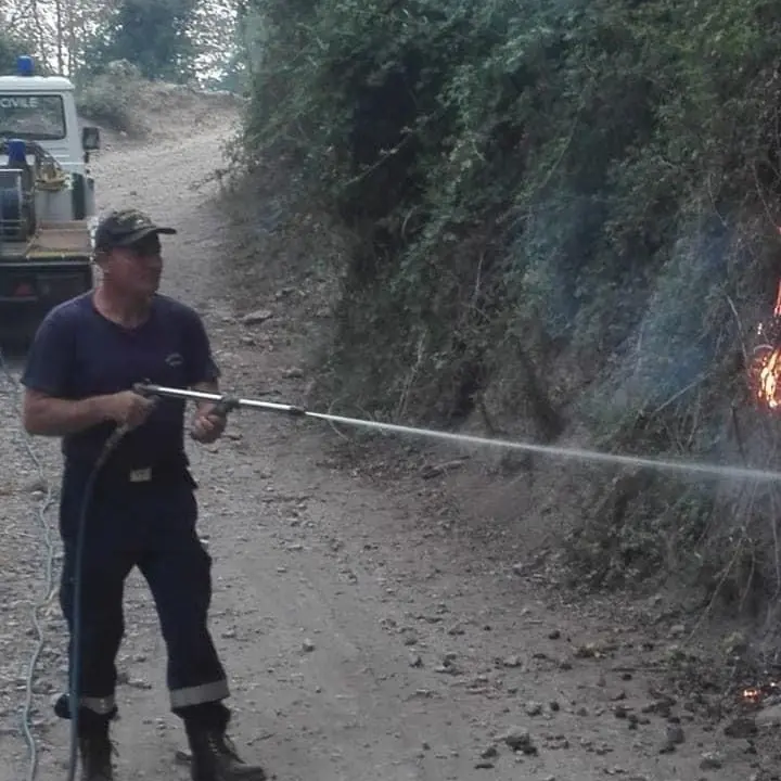 Incendi, roghi dal Pollino alle Serre cosentine: montagna in fiamme ma ci sono pochi uomini e mezzi