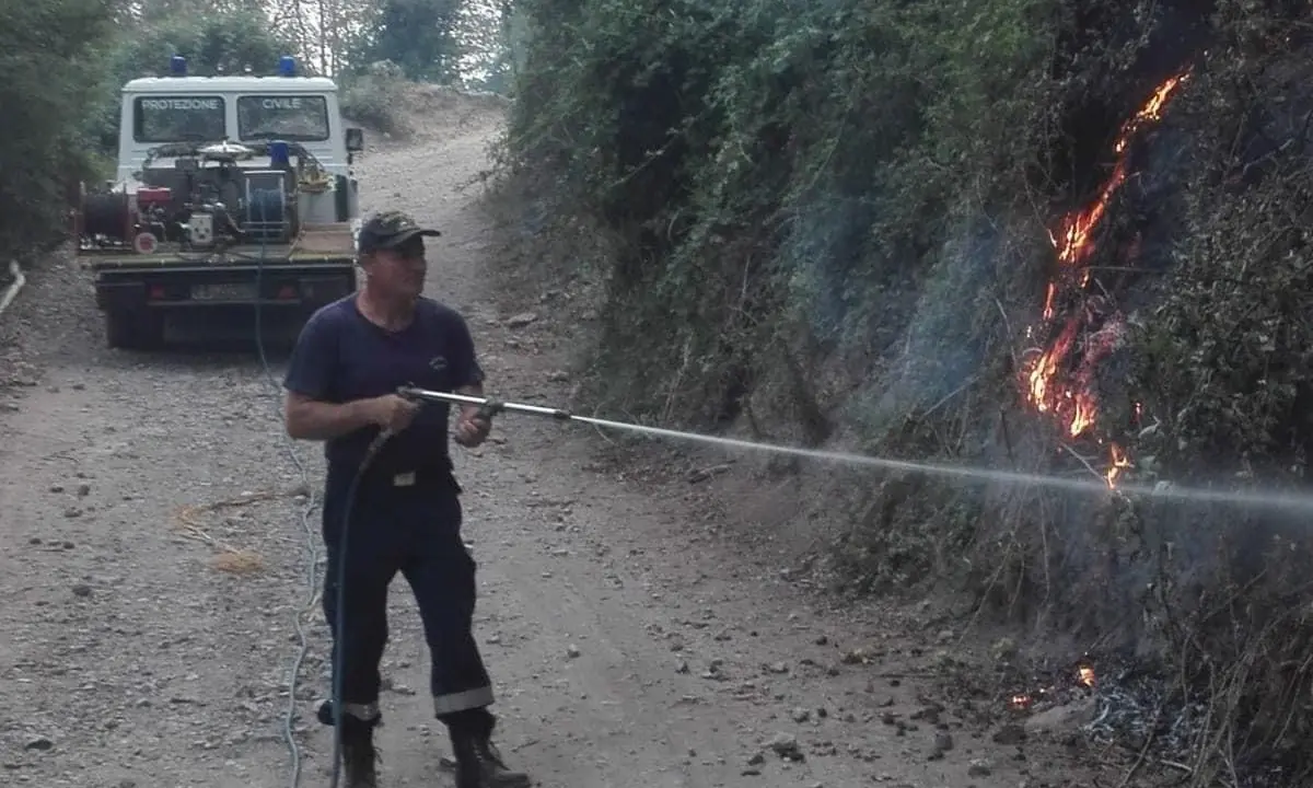 Incendi, roghi dal Pollino alle Serre cosentine: montagna in fiamme ma ci sono pochi uomini e mezzi