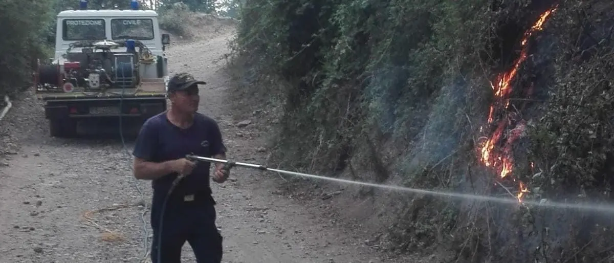 Incendi, roghi dal Pollino alle Serre cosentine: montagna in fiamme ma ci sono pochi uomini e mezzi