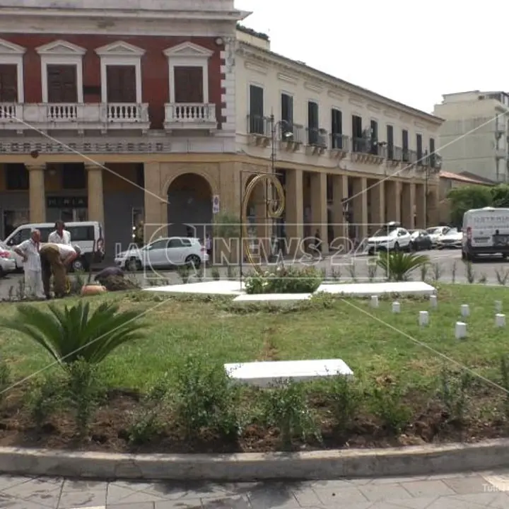 Crotone, commercianti e imprenditori rifanno il look a piazza Pitagora ma piovono critiche
