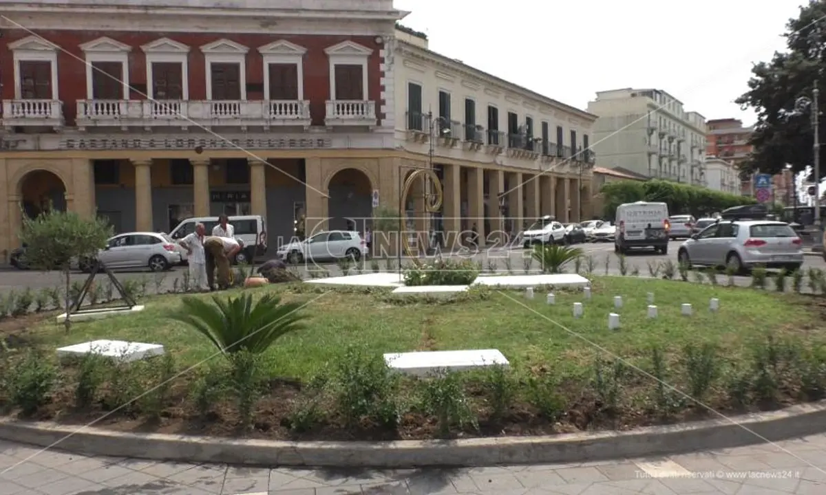 Crotone, commercianti e imprenditori rifanno il look a piazza Pitagora ma piovono critiche