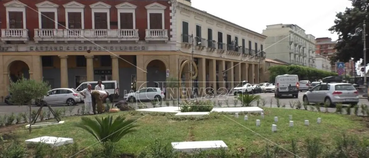 Crotone, commercianti e imprenditori rifanno il look a piazza Pitagora ma piovono critiche