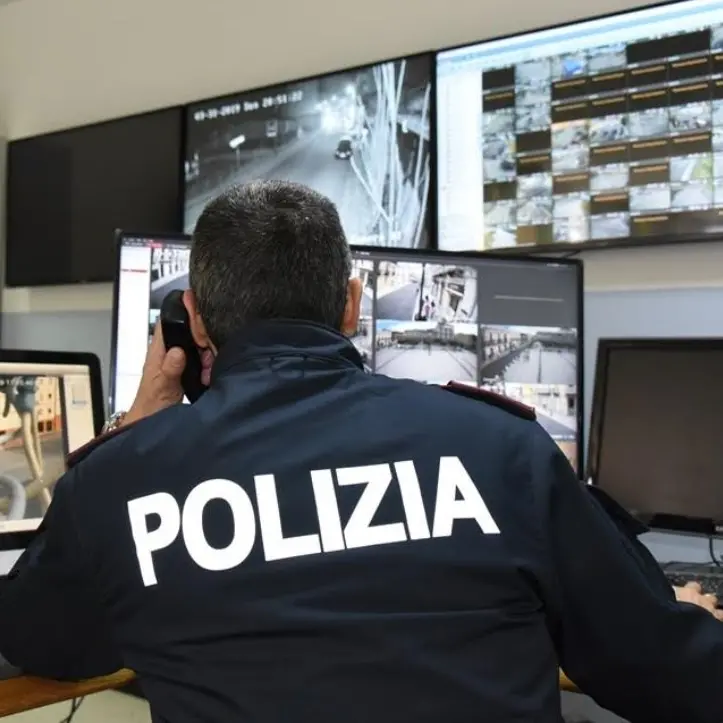 Reggio Calabria, per estorcere denaro incendia la porta di casa di due anziani: arrestata