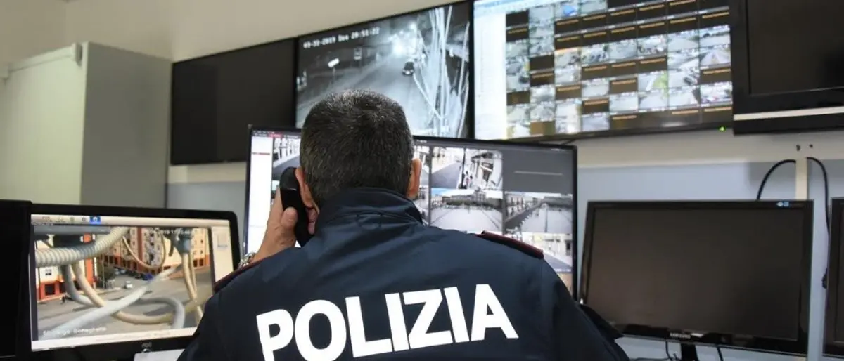 Reggio Calabria, per estorcere denaro incendia la porta di casa di due anziani: arrestata