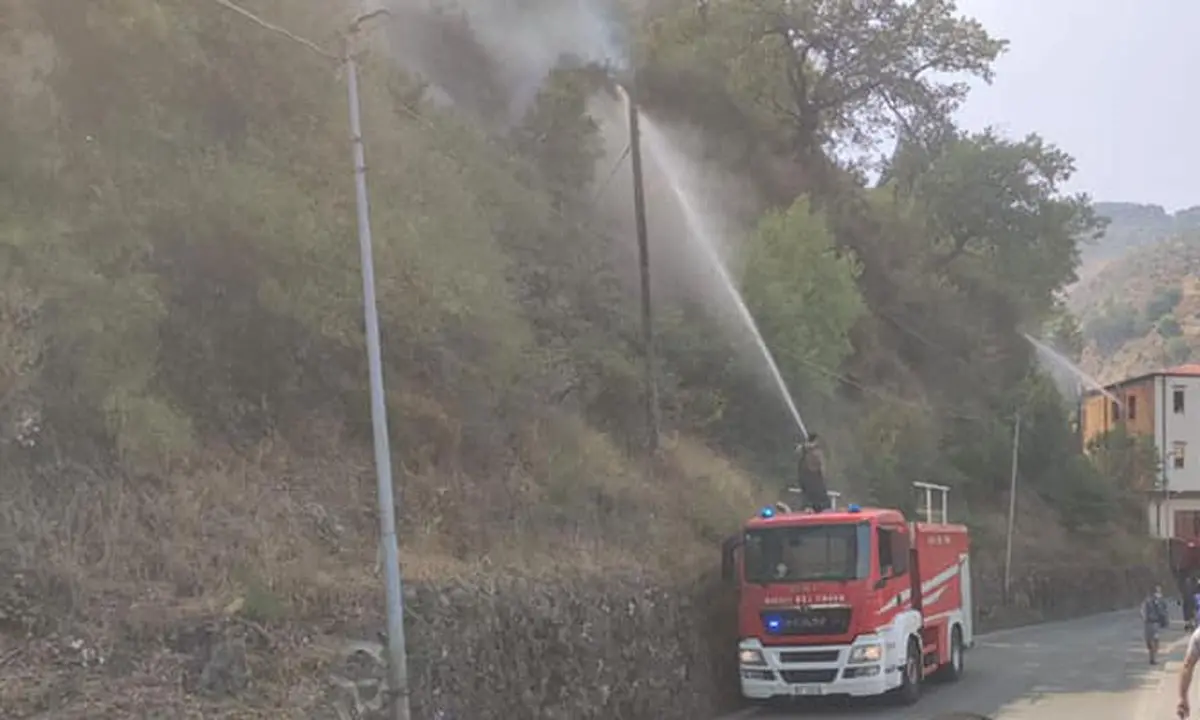 Incendi nel Crotonese, due giorni di inferno a Mesoraca