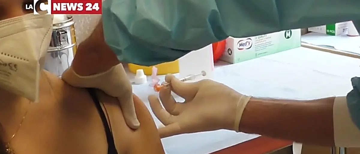 Covid: oltre 35 milioni di italiani hanno completato il ciclo vaccinale