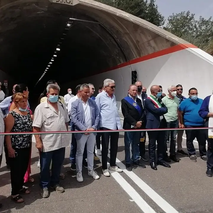 Acri, inaugurata la galleria “Salice”: 16 anni e 22 milioni di euro per circa 800 metri di strada