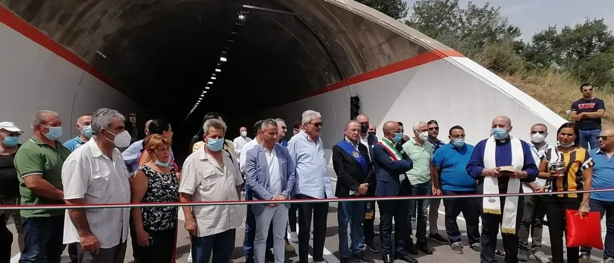 Acri, inaugurata la galleria “Salice”: 16 anni e 22 milioni di euro per circa 800 metri di strada