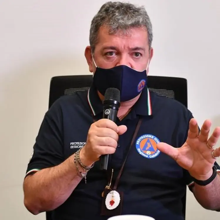 Emergenza incendi, Spirlì replica a de Magistris: «Basta con questo sciacallaggio elettorale»